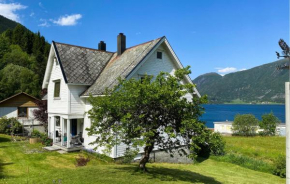 Cozy Home In Austefjorden With Wifi
